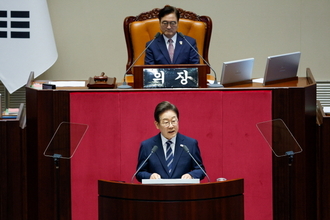 이 대통령 "공정성장 문 열어야 양극화·불평등 완화…외교엔 색깔 없어"