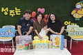 성주군, 보건소 '찾아가는 산부인과 천둥이 탄생' 축하 선물 전달
