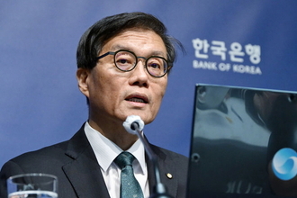 이창용 "빠른 금리인하, 부동산 부작용…내년 상반기까지 인하기조"
