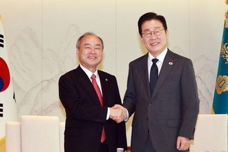 이재명 대통령, 손정의 회장 만나 'AI 3대 강국 실현 위해 조언·제안 해달라'
