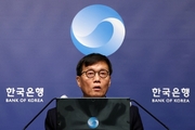 한은, '금리 인하' 문구 삭제…이창용 "환율 때문에 인상은 안해"(종합)