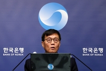 한은, '금리 인하' 문구 삭제…이창용 "환율 때문에 인상은 안해"(종합)