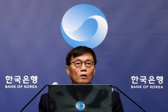 한은, '금리 인하' 문구 삭제…이창용 "환율 때문에 인상은 안해"(종합)