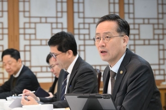 정부 "미국 동향 면밀히 파악…이익 균형 손상 없도록 노력"