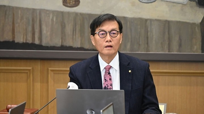 한은, 기준금리 2.5 '6회 연속' 동결…성장 전망은 2.0로 상향(종합)