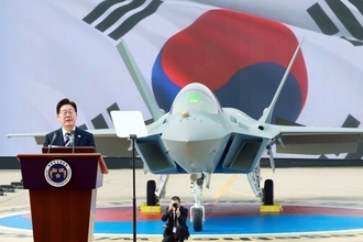 이 대통령 "KF-21 성공, 방위산업 4대 강국 도약 발판…대통령으로서 무한한 자부심"
