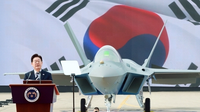 이 대통령 "KF-21 성공, 방위산업 4대 강국 도약 발판…대통령으로서 무한한 자부심"