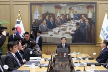 한은, 기준금리 2.5로 동결…"중동 불확실성 높아"(종합)