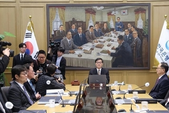 한은, 기준금리 2.5로 동결…"중동 불확실성 높아"(종합)