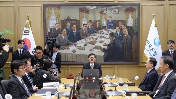 한은, 기준금리 2.5로 동결…"중동 불확실성 높아"(종합)