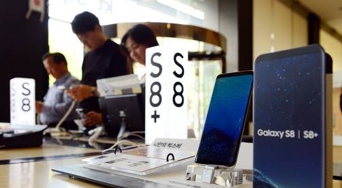 삼성전자가 갤럭시S8, 갤럭시S8+ 예약개통 첫날 26만대가 개통된 것으로 집계됐다고 밝힌 19일 오후 서울 종로구 KT올레 스퀘어에서 시민들이 구매상담을 하고 있다. /뉴시스 